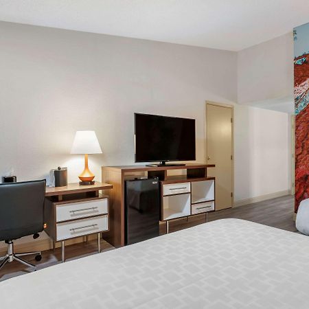 Clarion Pointe Fresno Near Yosemite Otel Dış mekan fotoğraf