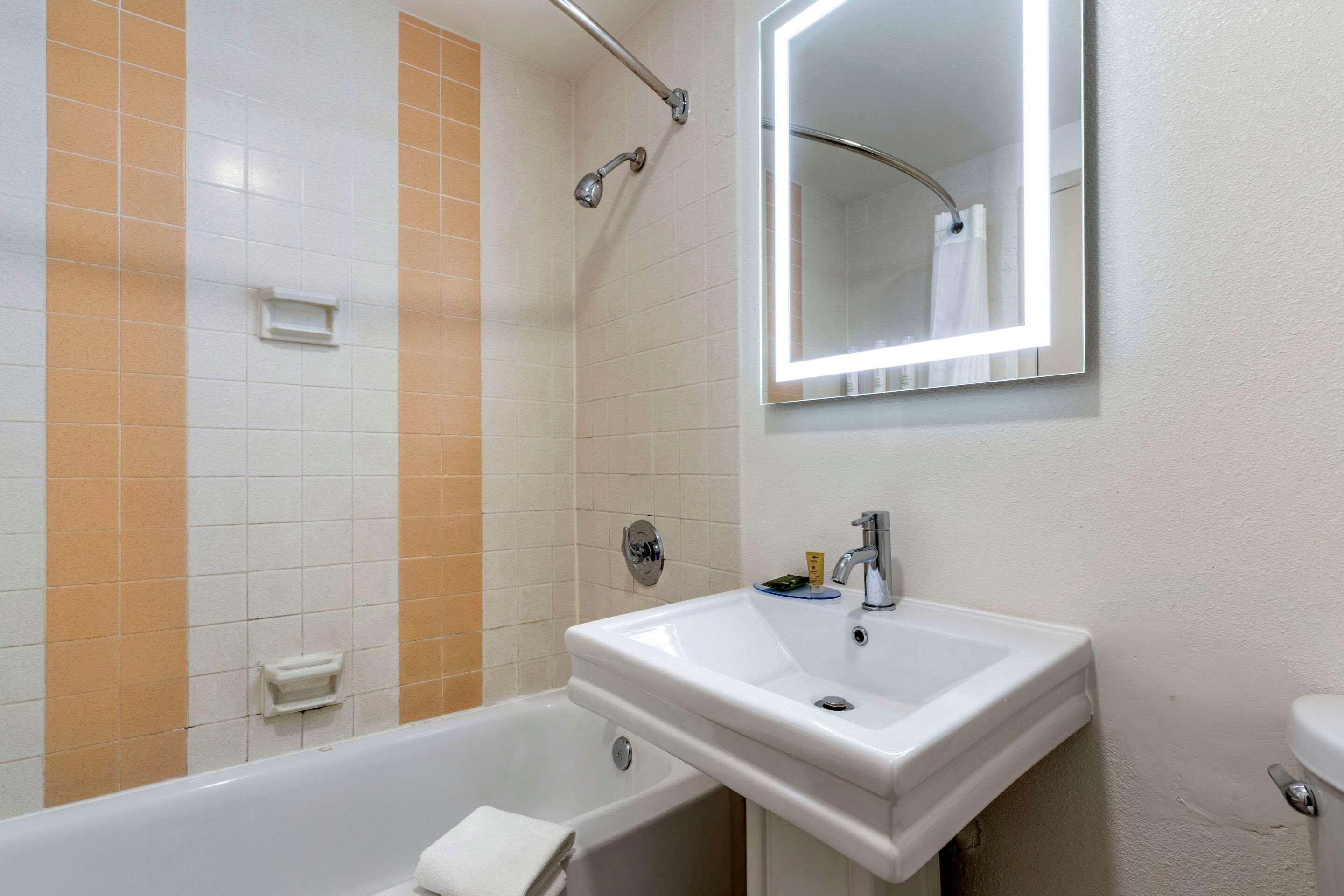 Clarion Pointe Fresno Near Yosemite Otel Dış mekan fotoğraf