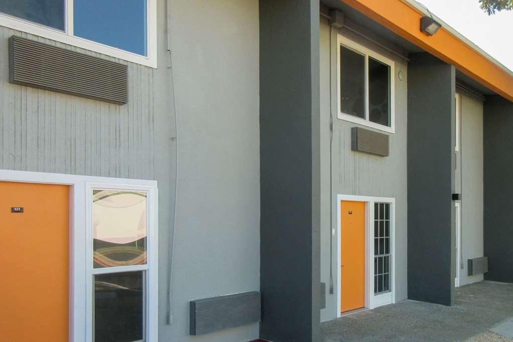 Clarion Pointe Fresno Near Yosemite Otel Dış mekan fotoğraf